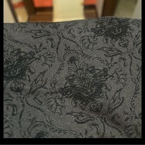 Leggings type pants comfortable, elastic waist, with pattern in classic black.